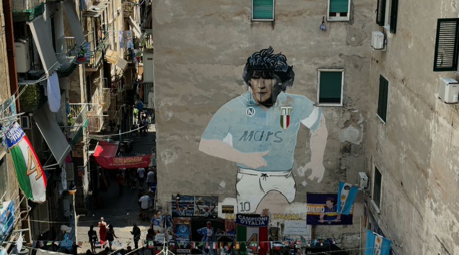 Anna Vitiello cuenta con orgullo la historia de la ventana más famosa de Napoli
